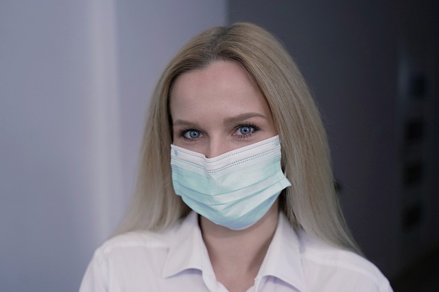 When should a surgical mask be worn?